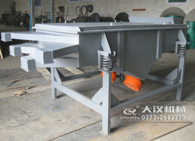  525型直線振動(dòng)篩采用碳鋼材質(zhì)，有四個(gè)出料口可同時(shí)篩出5種不同的物料等級(jí)。