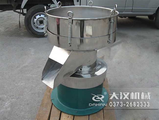 涂料振動篩由：框體，振動斗，出料口，振動電機底座等部件組成