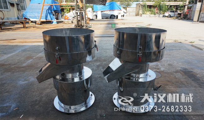 不銹鋼涂料振動篩是一種比較受用戶歡迎的產品之一，主要優(yōu)勢耐酸堿，不生銹，使用壽命長。