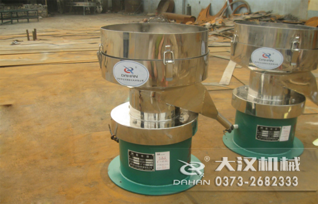 涂料振動篩底部為碳鋼材質，上半部分與無聊接觸的為不銹鋼材質，這種產品能夠在成本上有所節(jié)約。