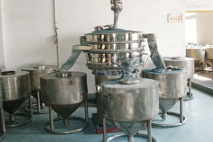 振蕩篩主要特點(diǎn)：換網(wǎng)容易，全封閉模式粉末不飛揚(yáng)，可連續(xù)作業(yè)