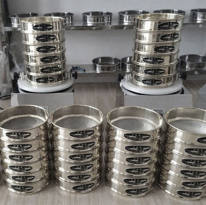 試驗篩采用SUS403不生銹材質(zhì)，篩框壁厚0.6mm經(jīng)久耐用不變形，可耐400°高溫，可用于無機，有機溶液。