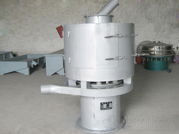 氣流篩與其它普通振動篩不同的是其采用的是立式篩網(wǎng)，篩分主要動力來自風(fēng)機(jī)的吹動帶動物料撲向篩網(wǎng)，從而完成篩分目的。